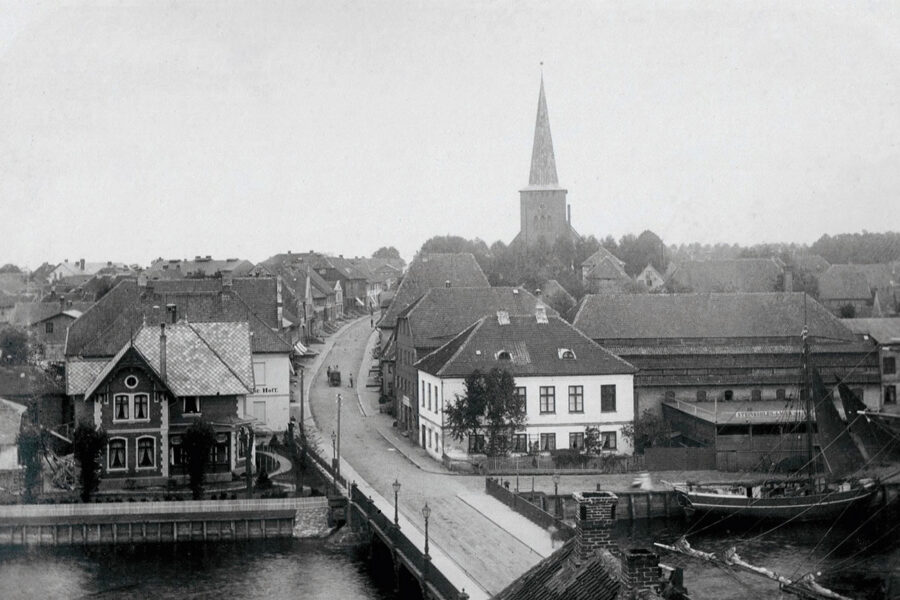 Neustadt in Holstein - Stadtansicht mit Hafenbrücke und Brückstraßee