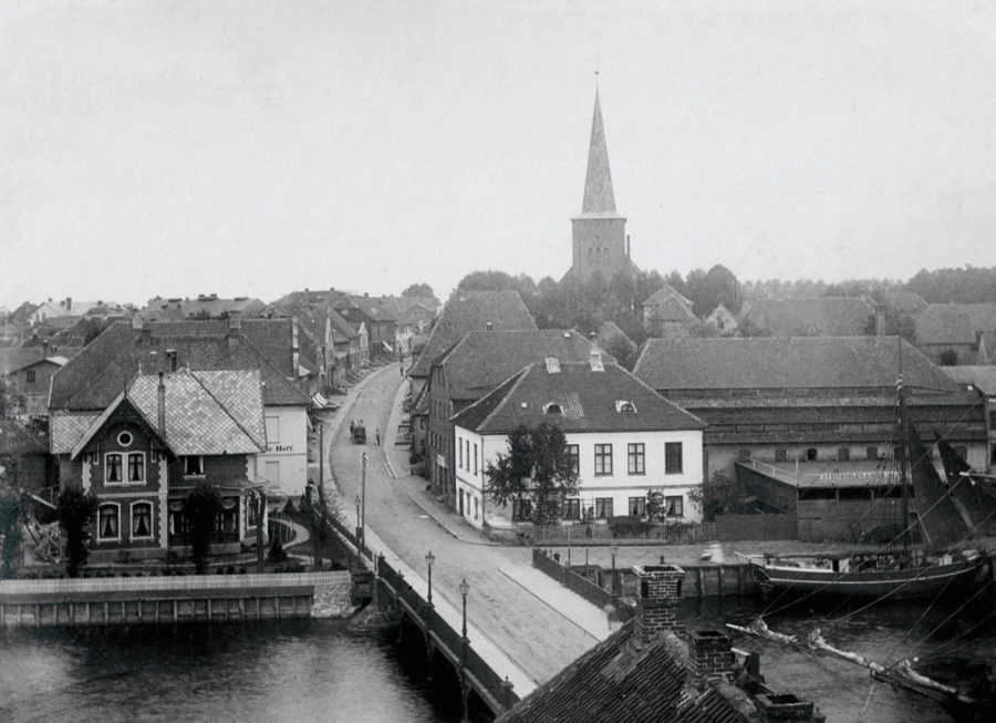 Neustadt in Holstein - Stadtansicht mit Hafenbrücke und Brückstraßee