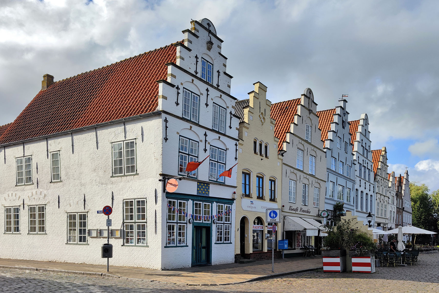 Friedrichstadt - Giebelhäuser am Marktplatz