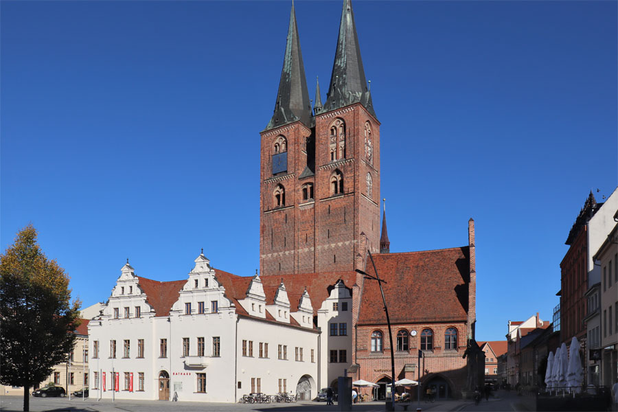 Stendal - Marktplatz mit Rathaus und Marienkirche