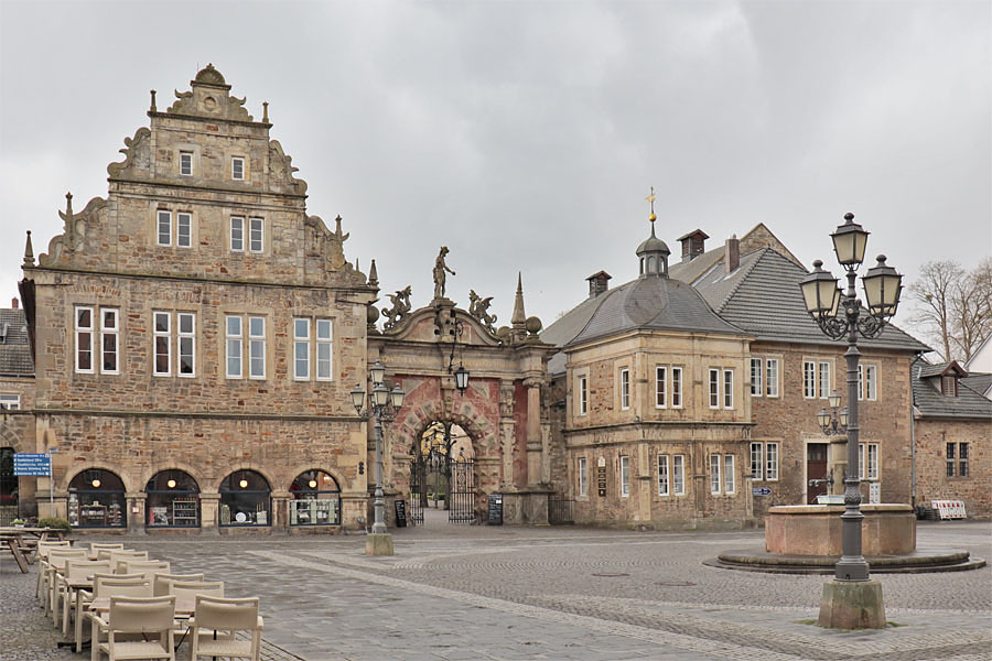 Bückeburg - Schlosstor mit Hofkammer und Alter Kammerkasse