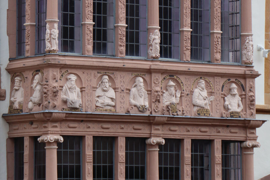 Lemgo - Rathaus - Reliefs am Apothekenerker