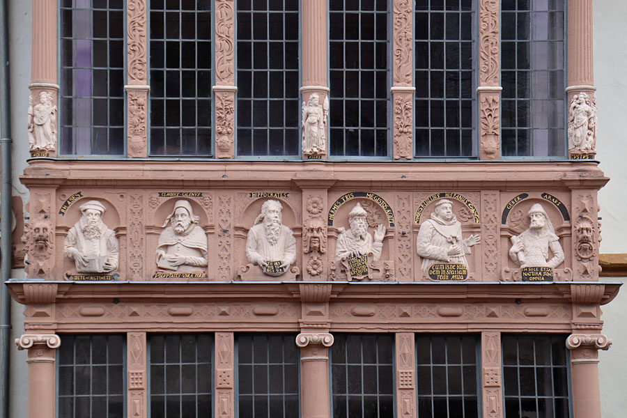 Lemgo - Rathaus - Reliefs am Apothekenerker