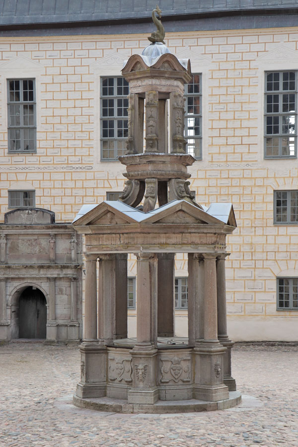 Kalmar - Schloss - Brunnen im Hof