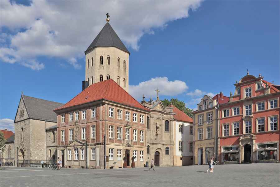 Paderborn - Domplatz mit Gaukirche