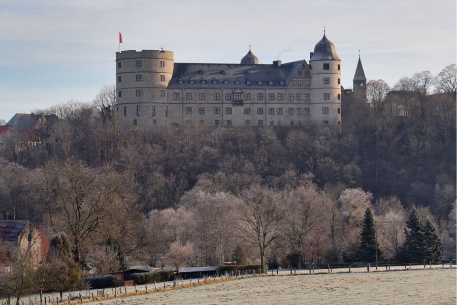 Die Wewelsburg über dem Tal der Alme