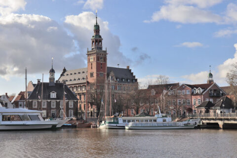 Leer - Hafenansicht mit Rathaus