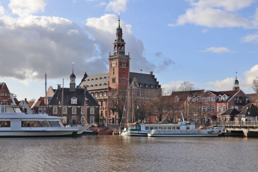 Leer - Hafenansicht mit Rathaus