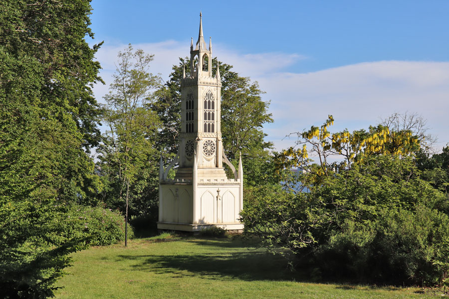 Gutshof Skärva - Garten mit Glockenturm