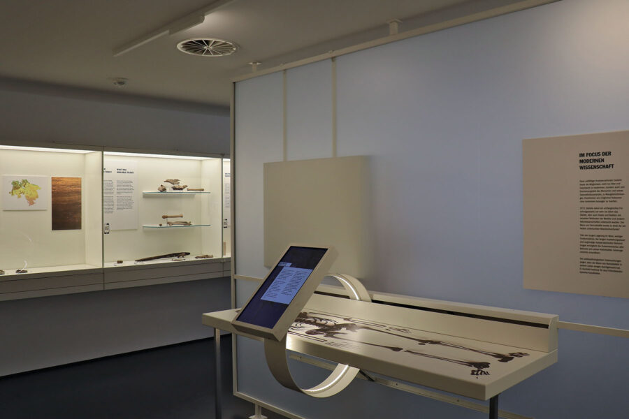 Ostfriesisches Landesmuseum Emden - Moorleiche von Bernuthsfeld - Seziertisch