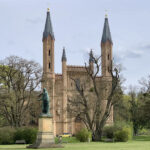Neustrelitz - Schlosskirche mit Denkmal