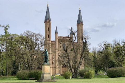 Neustrelitz - Schlosskirche mit Denkmal