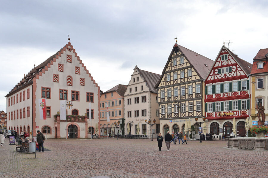 Bad Mergentheim - Marktplatz mit Rathaus