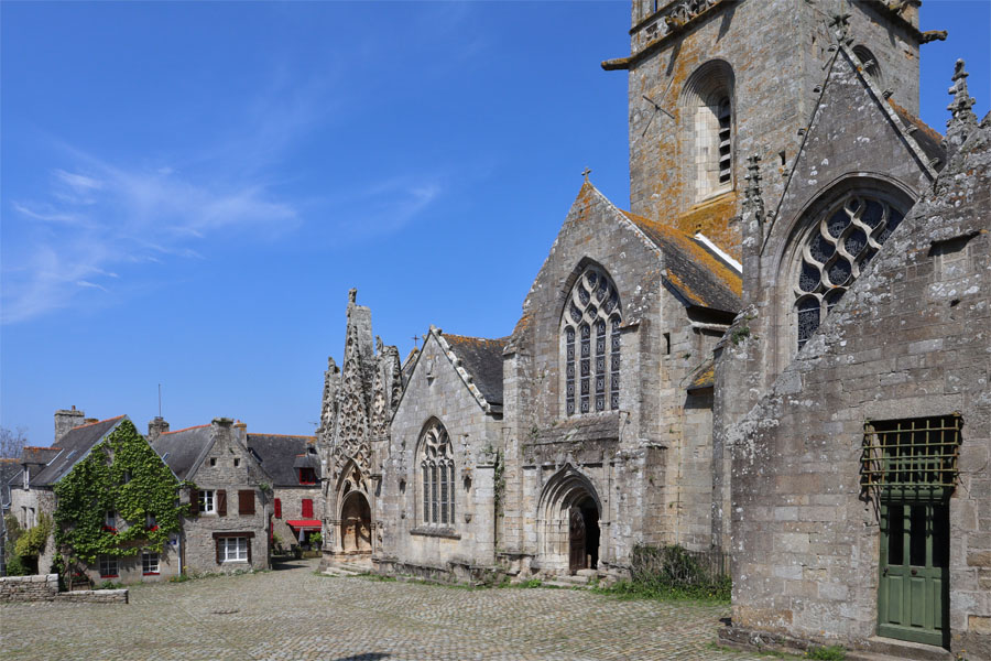Pont-Croix - Place de l'Église
