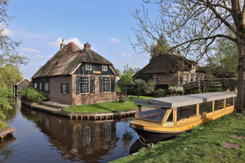 Giethoorn - Ausflugsboot auf Dorpsgracht