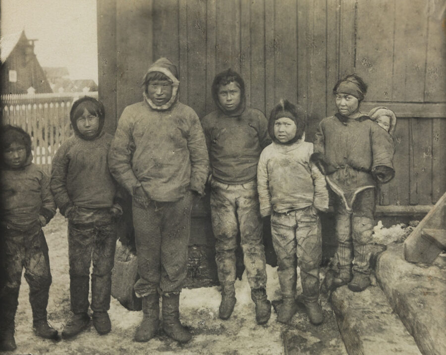 Inuit Aam mit seinen Kinder