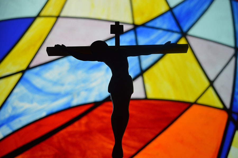 Regenbogenfarben und Kreuz