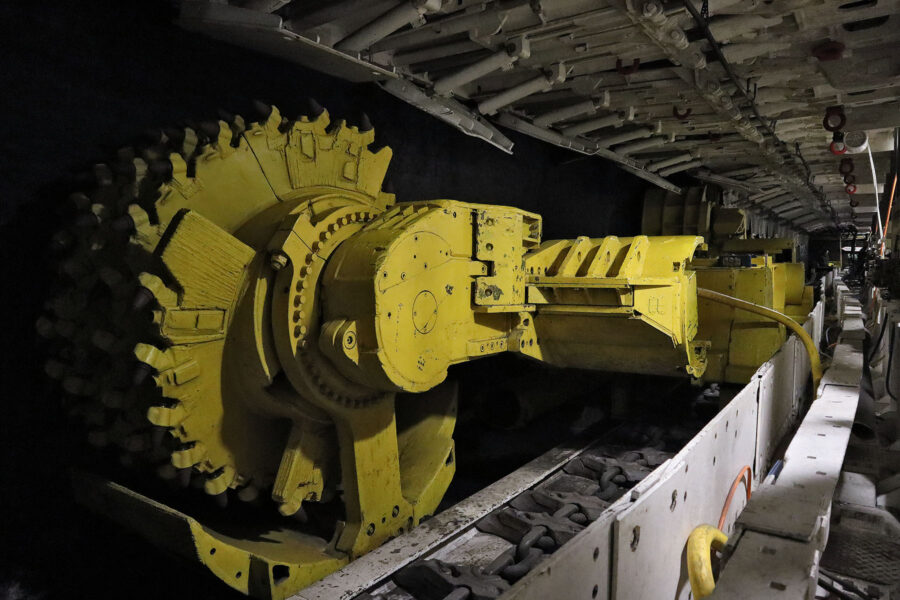 Deutsches Bergbau-Museum - Walzenschrämlader im Anschuungsbergwerk